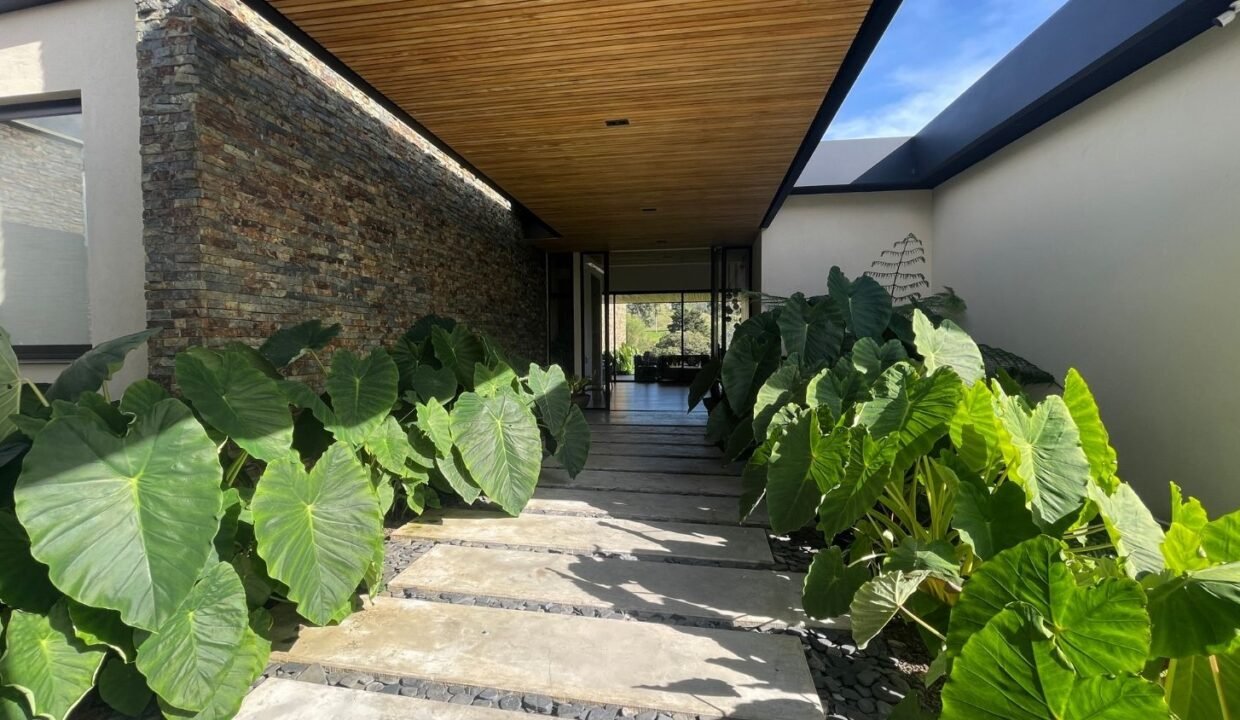 Casa En Venta de Lujo en El Alto de Las Palmas Medellin (2)