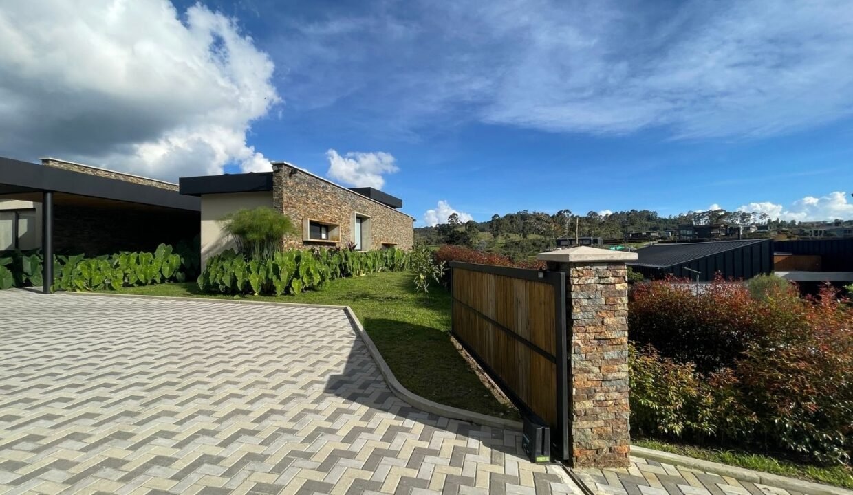 Casa En Venta de Lujo en El Alto de Las Palmas Medellin (3)