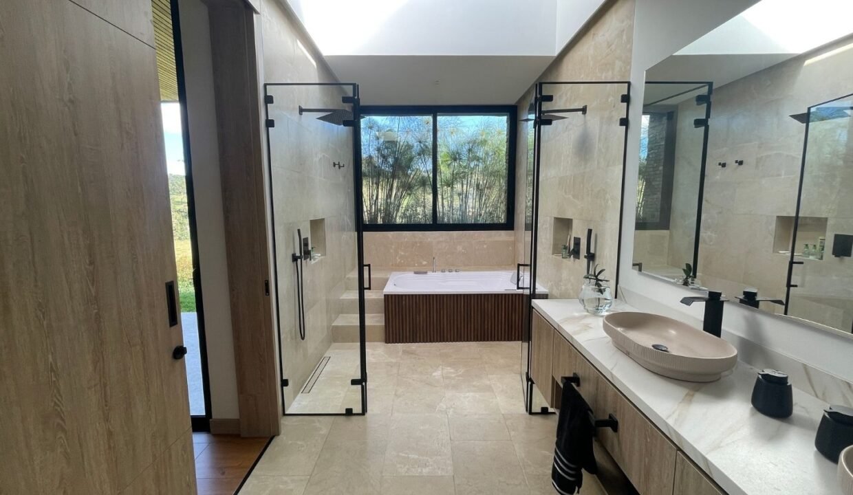 Casa En Venta de Lujo en El Alto de Las Palmas Medellin (39)