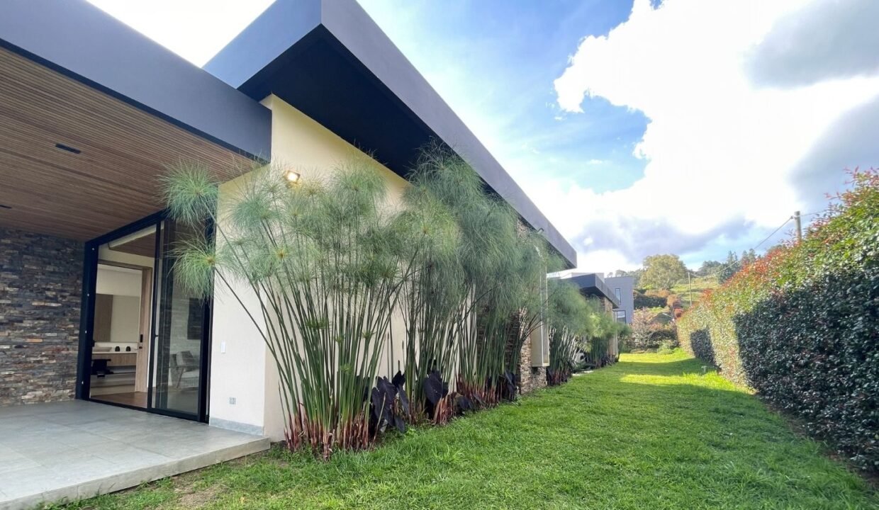 Casa En Venta de Lujo en El Alto de Las Palmas Medellin (44)