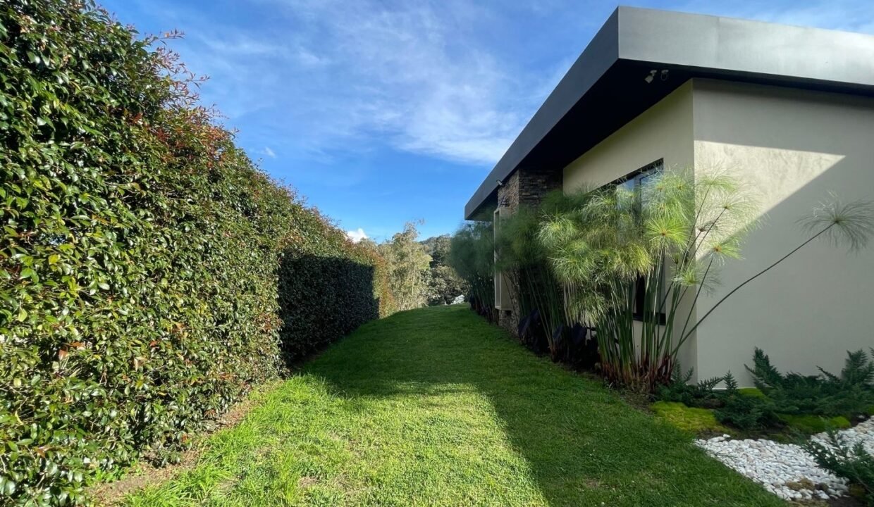 Casa En Venta de Lujo en El Alto de Las Palmas Medellin (48)